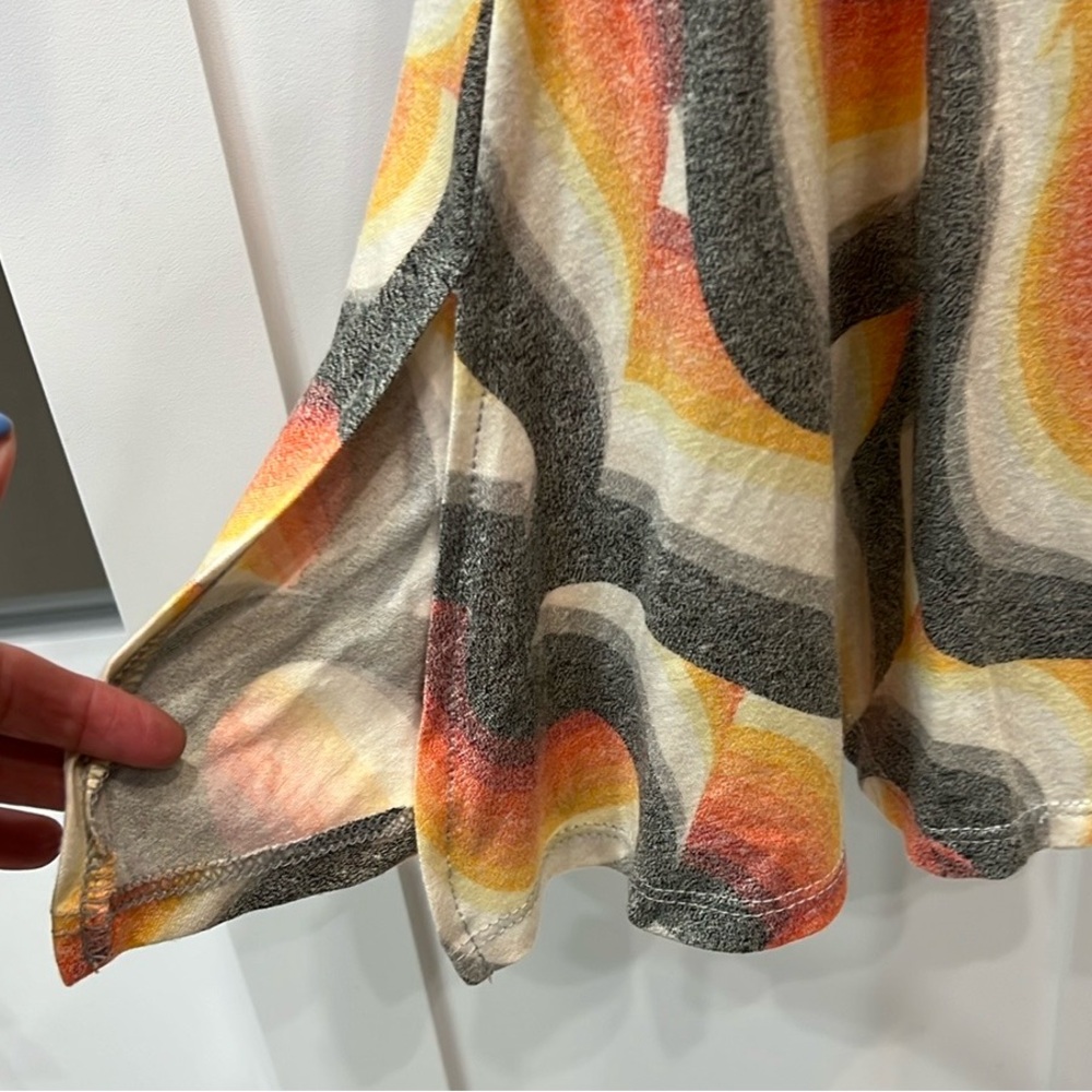 LULAROE Abstract Geometric 3D Swirl Perfect Tee - Picture 4 of 5